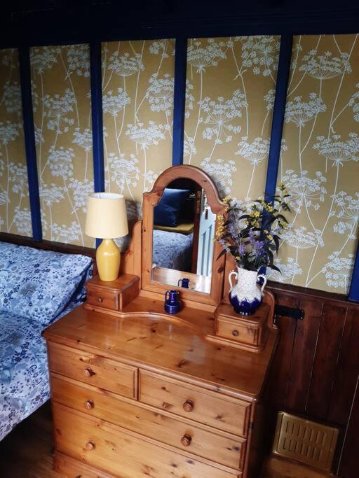 Ferienwohnung Off Grid Rosie Sheperd Hut And Summerhouse Plus 1 Acre At Tanyrallt Llanybyther Exterior foto